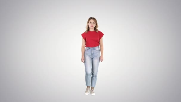 Casual woman walking and smiling on gradient background. — Stock Video