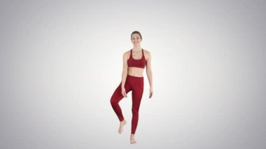Genç yogi kadın pratik yoga kavramı, varyasyon Utthita Hasta Padangushthasana poz, Trivikramasana, degrade arka plan üzerinde ayakta bölmeleri.