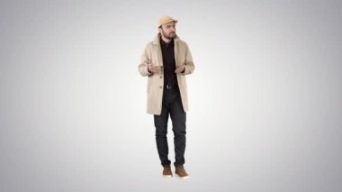 Bu iyi iş adam yürüme ve hareketleri üzerinde gradyan arka planı yapma.