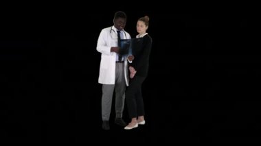 Doktor hastanın göğüs röntgenini gösteriyor, Alpha Channel.