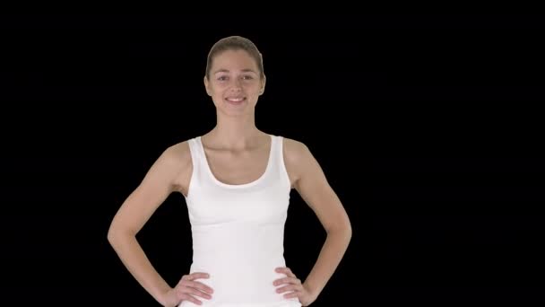 Mujer sana activa y segura satisfecha en ropa deportiva con las manos en las caderas caminando, Alpha Channel — Vídeos de Stock