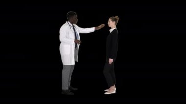 Doktor iyi haberler veriyor ve hasta ayrılıyor, Alfa Kanalı.