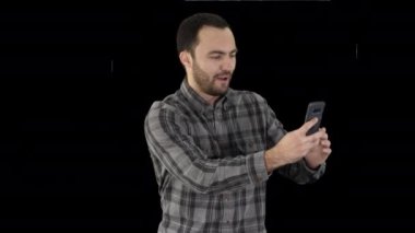 Alpha Matte 'de. Orta boy. Neşeli sakallı adam selfie çekiyor, Alpha Channel profesyonel çekimi 4K çözünürlükte. 004. Kullanabilirsin, mesela. ticari videonuzda, işinizde, sunumunuzda, yayınınızda 