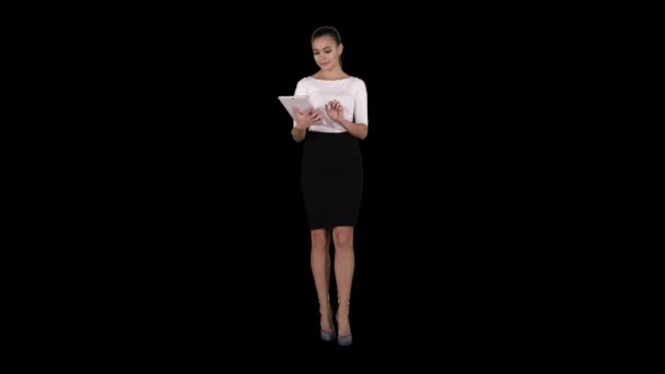 Серйозна приваблива молода жінка або студент читають інформацію на планшетному комп "ютері Альфа Канал. — стокове відео