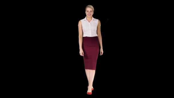 Güzel seksi esmer kadın iş yeri tarzı moda kıyafetleri kameraya yürüyor ve gülümsüyor, Alpha Channel — Stok video