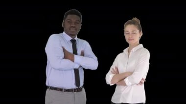 Uluslararası iş adamları kollarını kavuşturmuş Alfa Kanalı