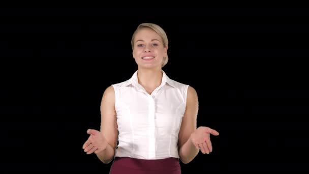 Sur Alpha Matte Tir Moyen Joyeux Jeune Belle Femme Parlant — Video