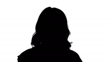 Ona telefon bir metin gönderme güzel sarışın düşünme siluet.