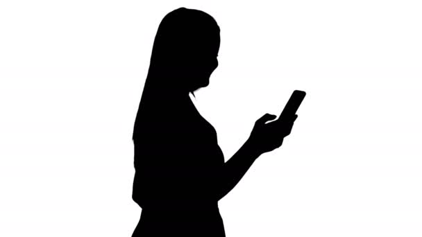 Silhouette Happy mujer seleccionando contenido en línea en un teléfono inteligente . — Vídeos de Stock