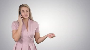 Smartphone degrade arka plan üzerinde arama teknoloji, iletişim ve insanlar mutlu gülümseyen kadın kavramı.