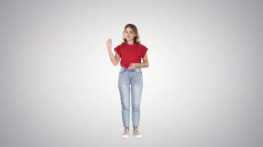 Genç ve güzel bir kadın kameraya hayret ediyor ve gülümsüyor..