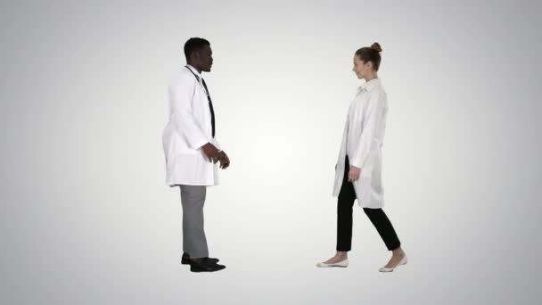 Schön, dich kennenzulernen Ärzte treffen sich und schütteln die Hand über den Hintergrund des Gefälles. — Stockvideo