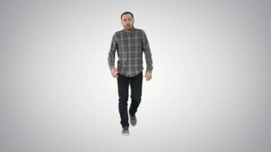 Adam çalıştıran sonra derin nefes alma kalp ağrı degrade arka plan üzerinde.