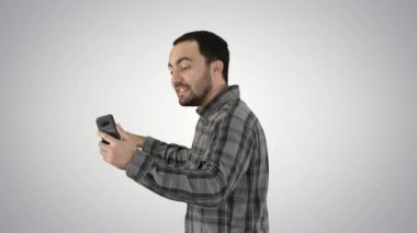 Blog, vlog, kastamonuda degrade arka plan üzerinde video kayıt genç akıllı rahat iş adamı yan görünüm.