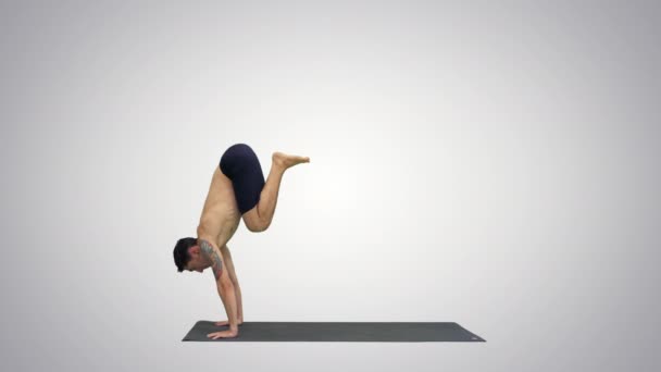 Jeune homme faisant du yoga sur fond de gradient. — Video