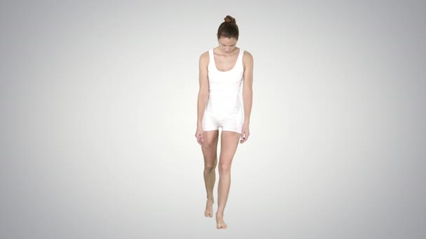 Slim Model Walking In gradiënt Lingerie op helling achtergrond. — Stockvideo