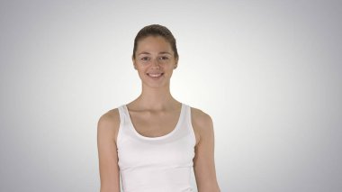 Gülümseyen kadın değişken arka planda yürüyor.