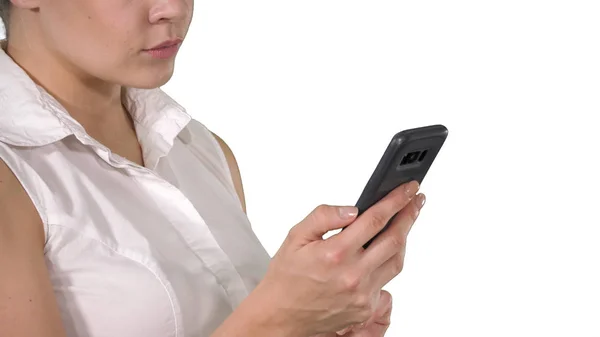Ritratto di bella donna con smartphone su sfondo bianco. — Foto Stock