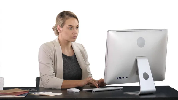 Bilgisayarda çalışan klas, mutlu iş kadını, beyaz arka plan. — Stok fotoğraf