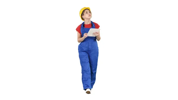 Mujer trabajadora de la construcción con tableta comprobando el sitio de construcción sobre fondo blanco. —  Fotos de Stock