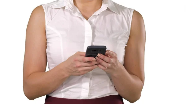 Mãos das mulheres segurando telefone celular no fundo branco. — Fotografia de Stock