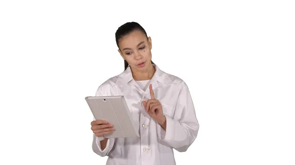 Medicina, farmacia, personas, cuidado de la salud y el concepto de farmacología sonriente médico femenino con tablet PC caminando y leyendo a cámara sobre fondo blanco. — Foto de Stock