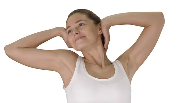 Contentata felice giovane donna allungando le braccia mentre cammina su sfondo bianco . — Foto Stock