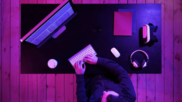 Молодий чоловік програміст або хакер, що працює на комп'ютері вночі . — стокове фото