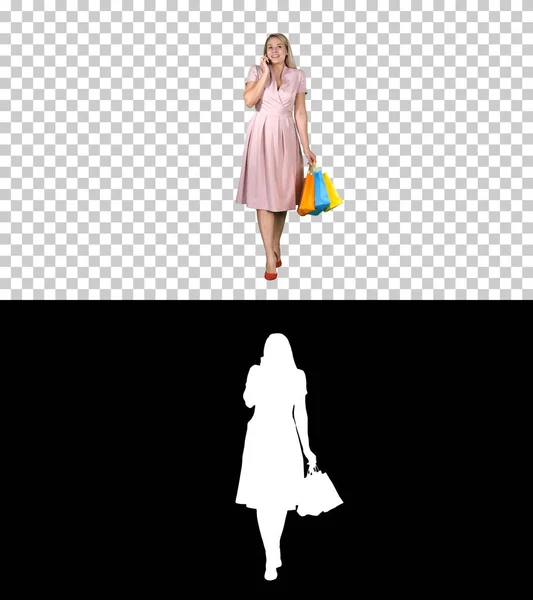 Alışveriş ve yürürken, alfa kanalı telefon görüşmesi genç kadın — Stok fotoğraf