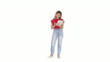 Güzel modern kadın beyaz arka planda dijital tablet kullanıyor.