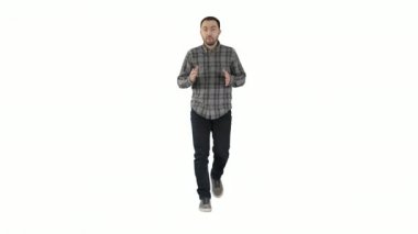 İşaret ve beyaz arka plan üzerinde bir şeyler açıklamaya yürüyen adam.