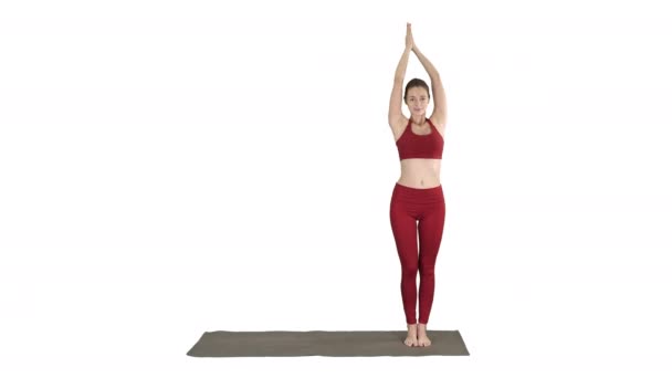 Vrouw beoefenen van yoga, permanent in uitgebreide zijhoek oefening Utthita parsvakonasana pose op witte achtergrond. — Stockvideo