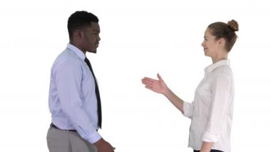 Profesyonel iş adamları beyaz arka planda el sıkışıyor.