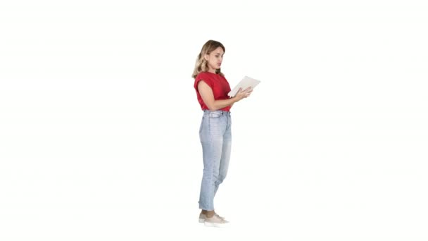 Женщина в случайном использовании планшета на белом фоне. — стоковое видео