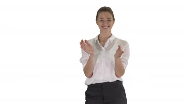 Glad ung affärskvinna klappar händerna på vit bakgrund. — Stockvideo