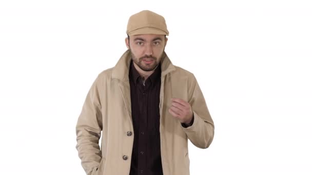 Egy pozitív szakállas férfi öltözött egy viharkabát, gyaloglás és beszélő a fehér háttér. — Stock videók