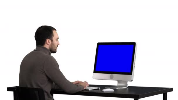 Ο άνθρωπος πληκτρολογώντας στον υπολογιστή, λευκό φόντο. Μπλε οθόνη μακέτα. — Αρχείο Βίντεο