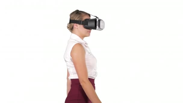 Frau mit VR-Headset läuft auf weißem Hintergrund. — Stockvideo