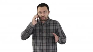 Adam kızgın telefonda konuşuyor ve beyaz arka plan üzerinde yürüme.