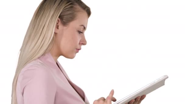 Mujer agradable usando tableta sobre fondo blanco. — Vídeos de Stock