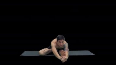 Oturan adam Marichyasana yogasında bacak ve omurga egzersizi yapıyor, Alpha Channel.