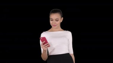 Alpha Channel 'da cep telefonu mesajı kullanan güzel bir genç kadın.
