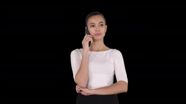 Femme d'affaires avec appel téléphonique et marche, Canal Alpha — Video