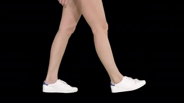 Vrouwen voeten dragen witte sneaker schoenen lopen, alfakanaal — Stockvideo