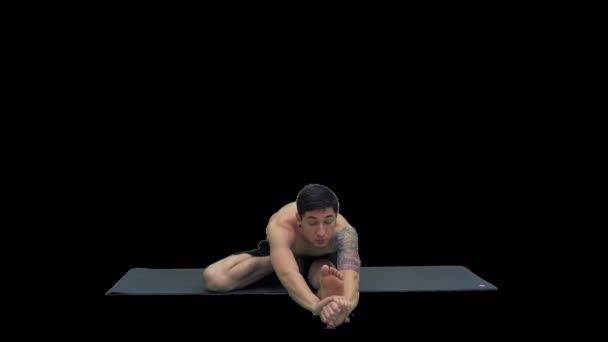 Hombre sentado Marichyasana yoga pose estiramiento pierna y columna vertebral ejercicio, canal alfa — Vídeo de stock