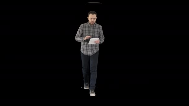 Lachende man met tablet lopen en praten met de camera, Alpha Channel — Stockvideo