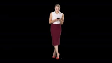 Akıllı telefonlu çekici Avrupalı kadın, mesaj yazmak için parmaklarıyla ekrana dokunuyor, Alpha Channel