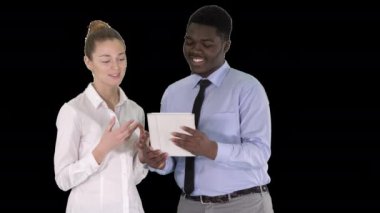 Bir tablet üzerinde çalışan modern iş adamları, Alpha Channel