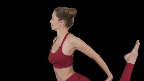 Krásná mladá žena dělá Eka Pada Rajakapotasana jóga Pose, jednonohý král holub držení těla, alfa kanál — Stock video