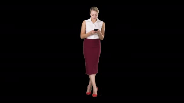 迷人的欧洲女性，手持智能手机，用手指触摸屏幕输入消息，阿尔法频道 — 图库视频影像